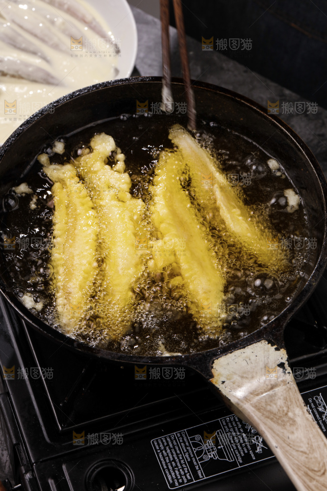 锅里炸的沙丁鱼