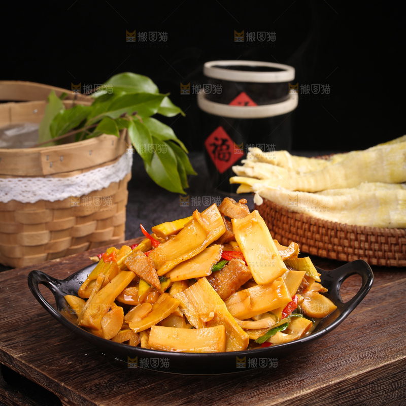 盘子里的盐渍笋炒肉