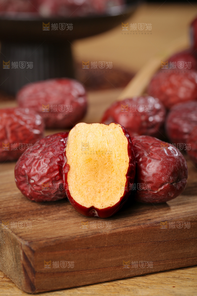 木底上的灰枣