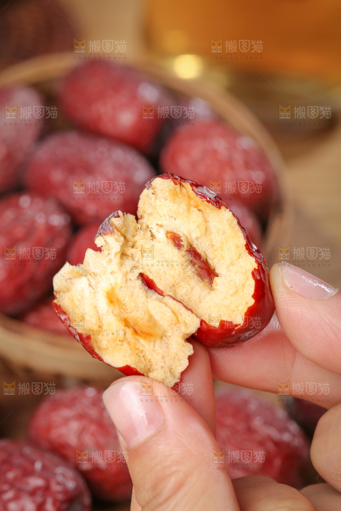 木底上的灰枣