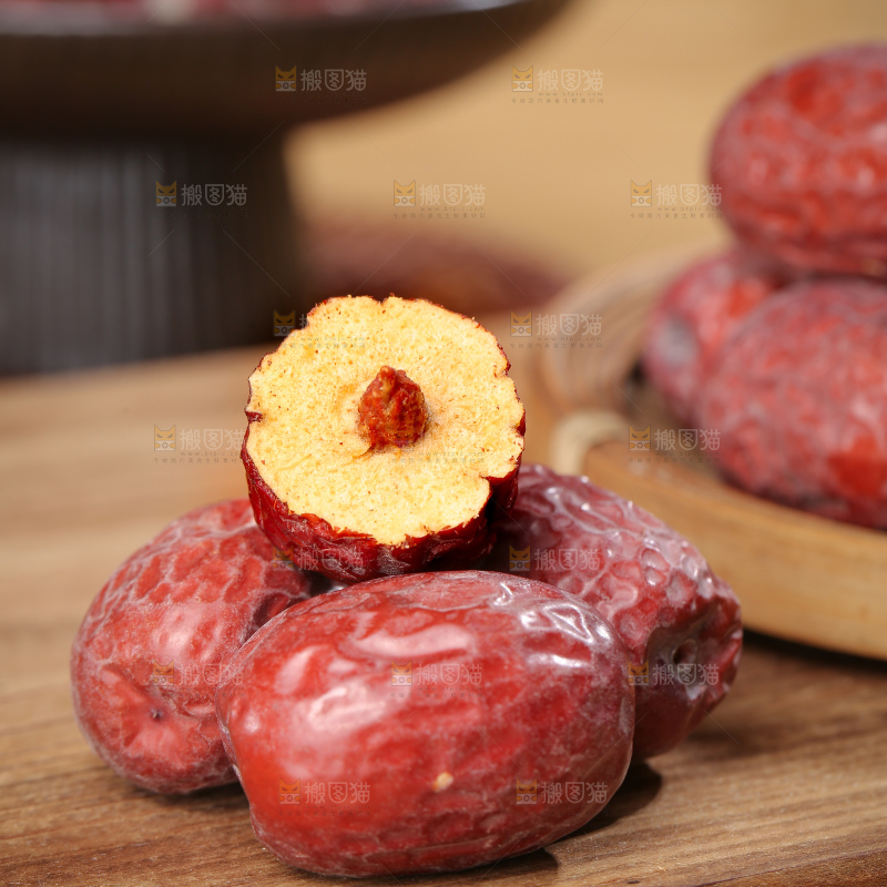 木底上的若羌灰枣