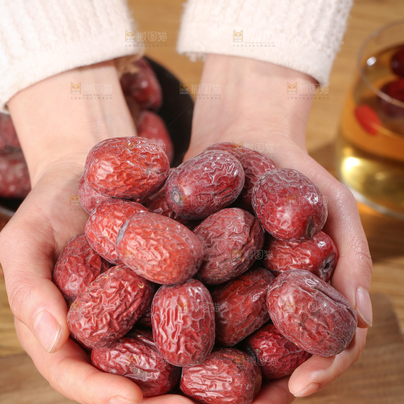 木底上的若羌灰枣