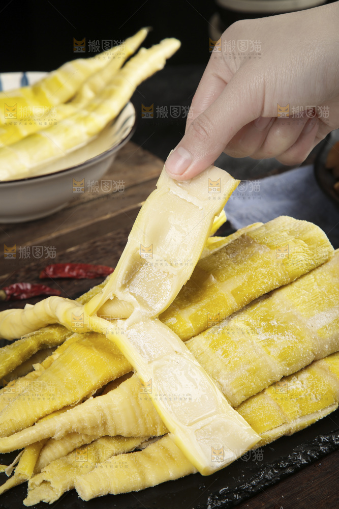 深底上的盐渍笋