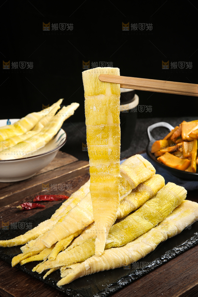 深底上的盐渍笋