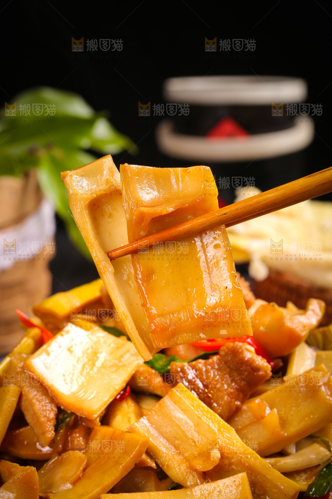 盘子里的盐渍笋炒肉