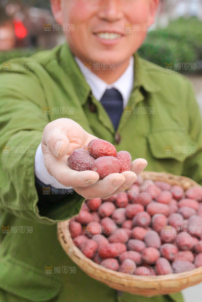 手里拿着灰枣