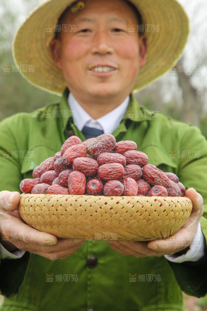 手里拿着灰枣