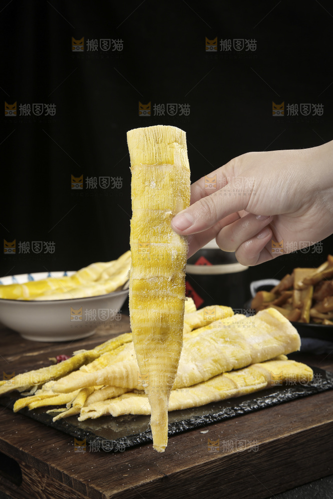 深底上的盐渍笋