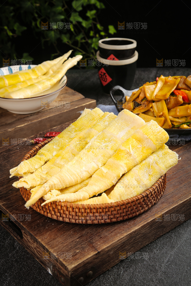 深底上的盐渍笋