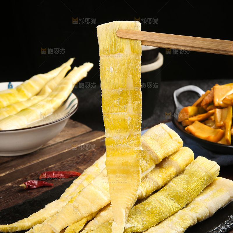 深底上的盐渍笋