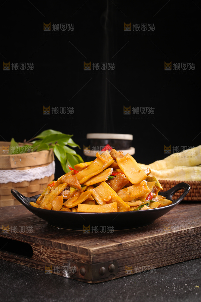盘子里的盐渍笋炒肉
