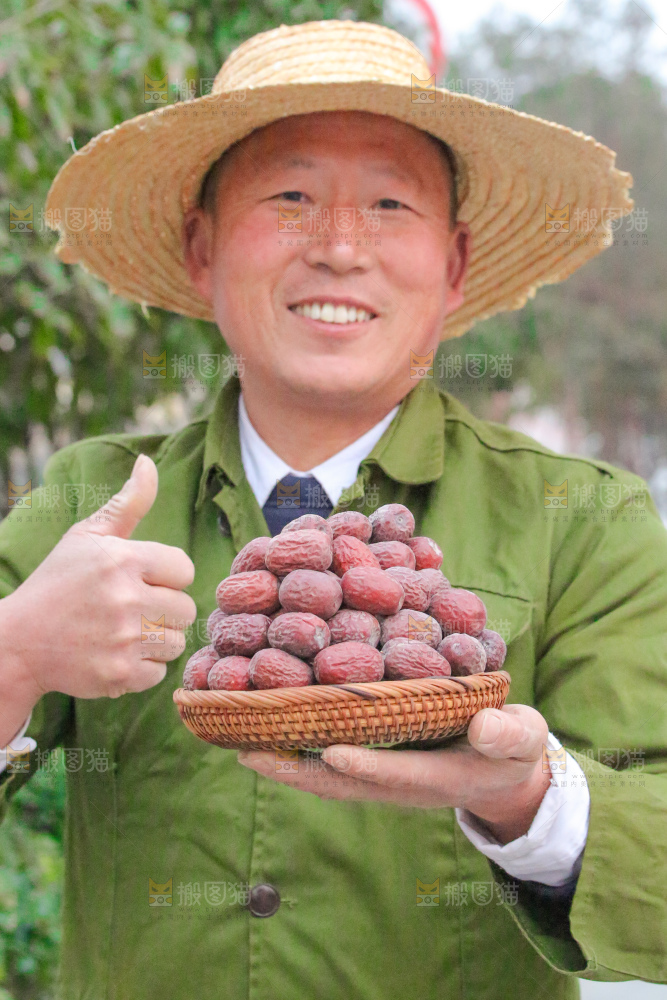 手里拿着灰枣
