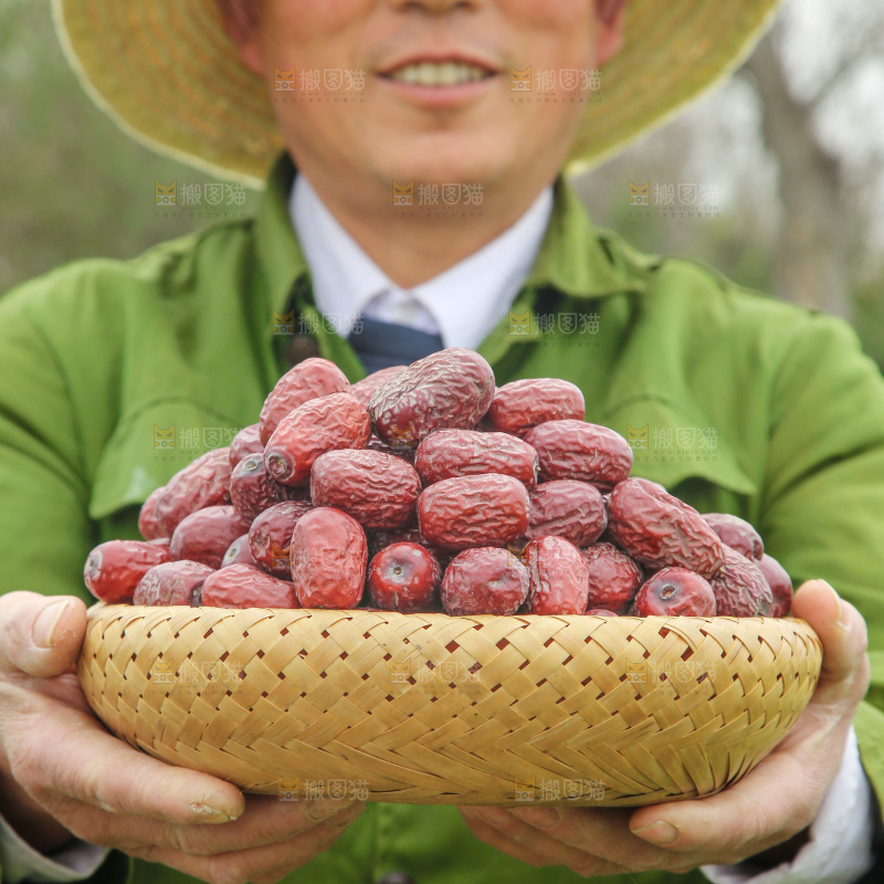手里拿着灰枣