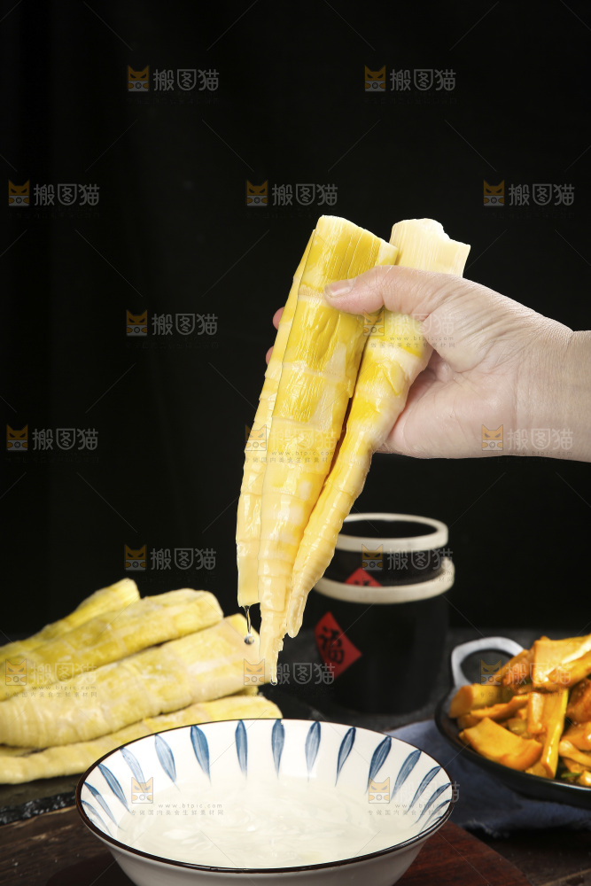 深底上的盐渍笋