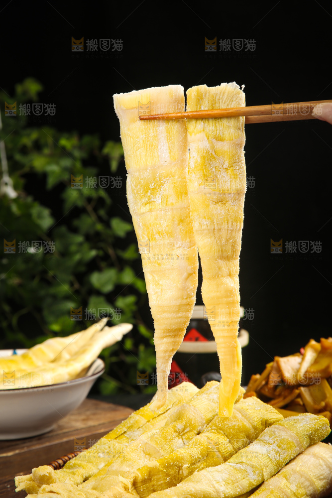 深底上的盐渍笋