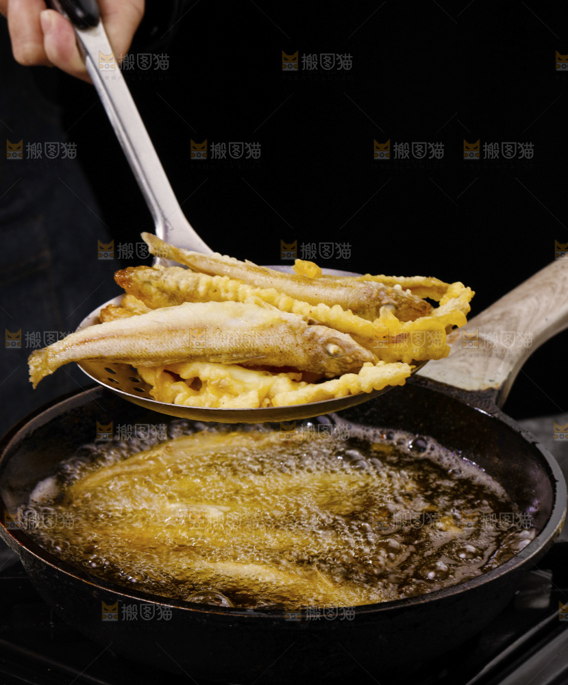 锅里炸的沙丁鱼