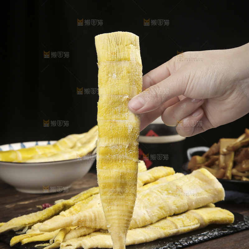 深底上的盐渍笋