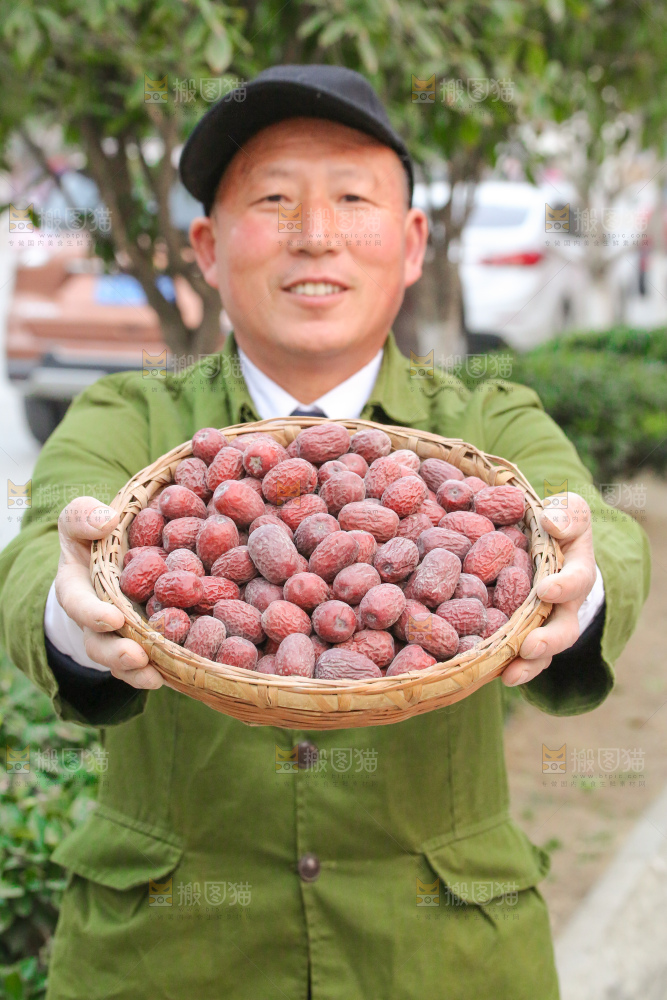 手里拿着灰枣