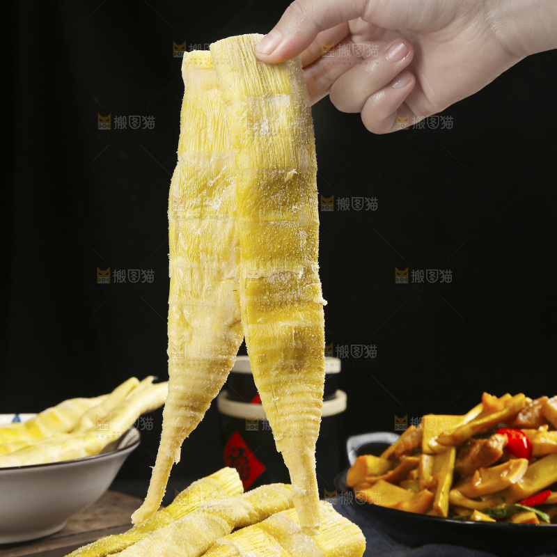 深底上的盐渍笋