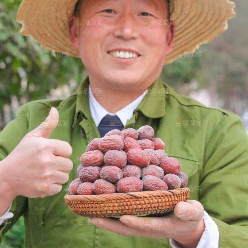 手里拿着灰枣
