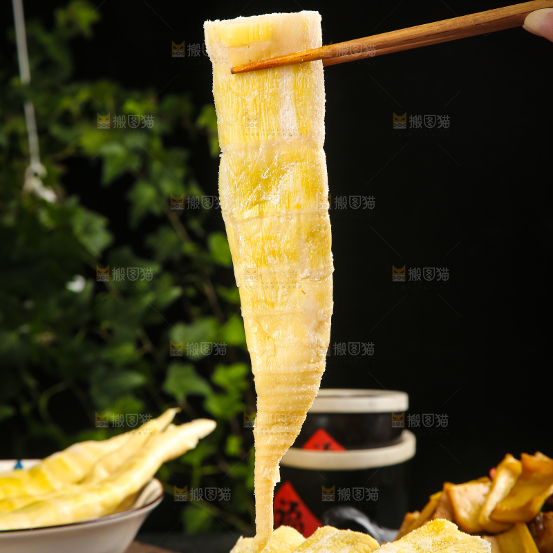 深底上的盐渍笋