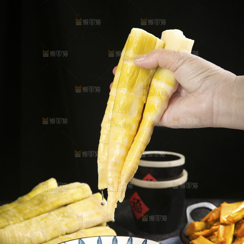深底上的盐渍笋