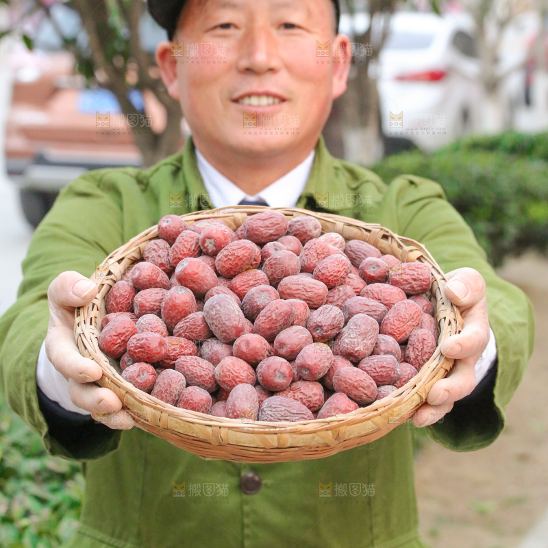 手里拿着灰枣