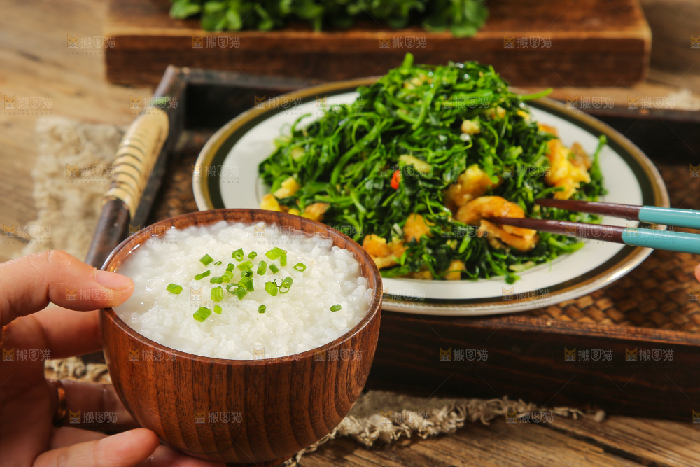 盘子里的苜蓿菜炒鸡蛋
