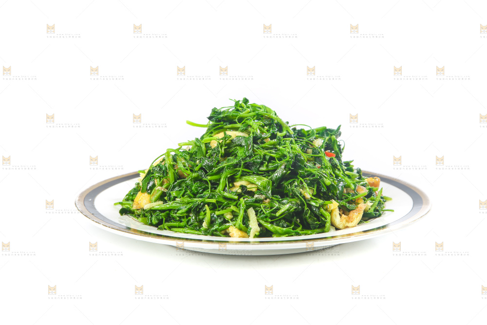 盘子里的苜蓿菜炒鸡蛋