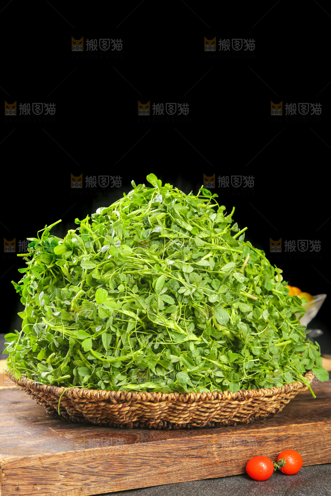 深底上的苜蓿菜