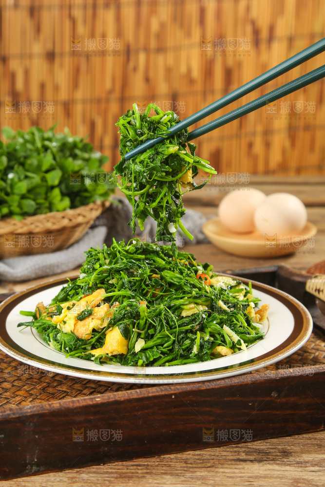盘子里的苜蓿菜炒鸡蛋