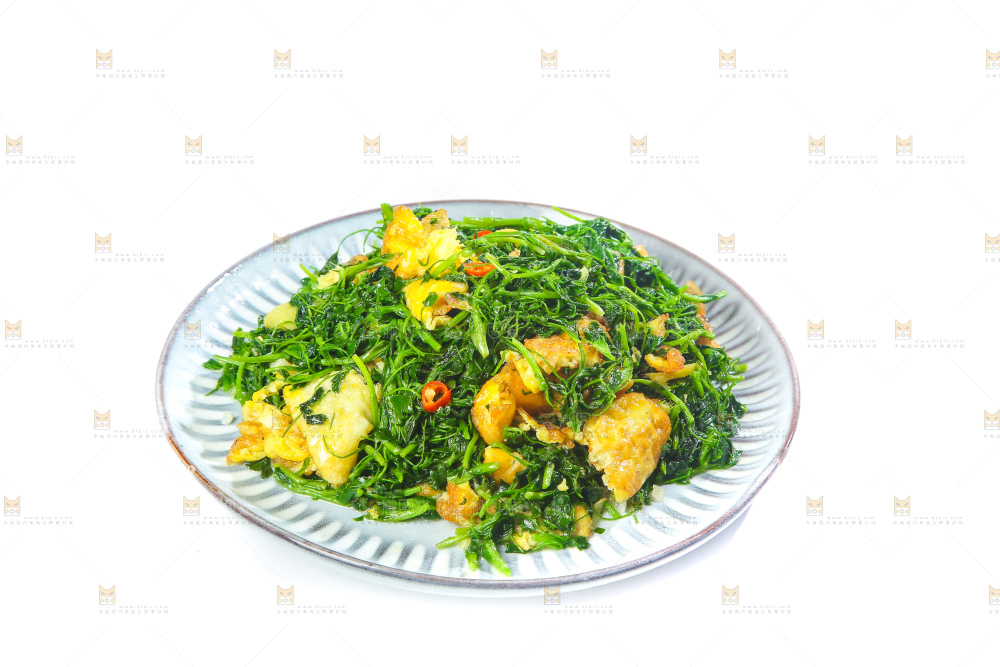 盘子里的苜蓿菜炒鸡蛋