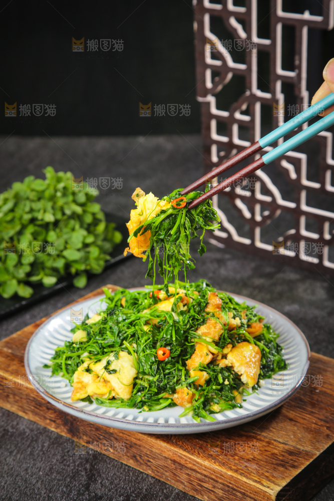 盘子里的苜蓿菜炒鸡蛋