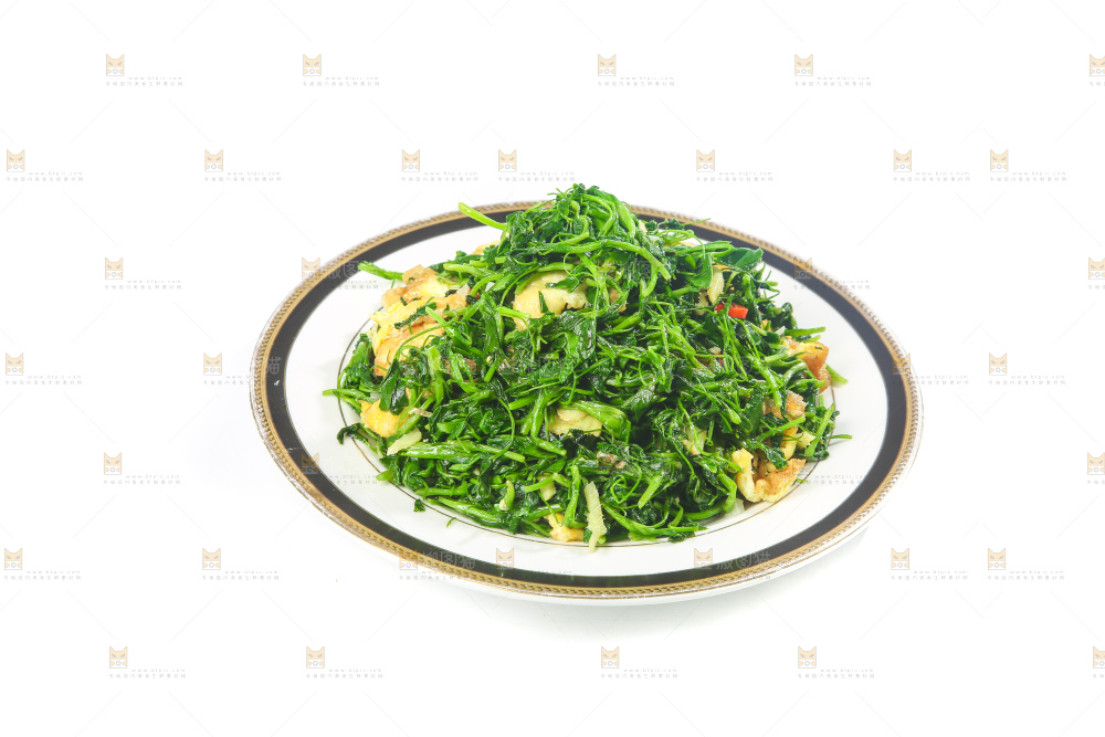 盘子里的苜蓿菜炒鸡蛋