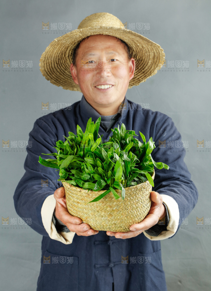 手里拿着面条菜