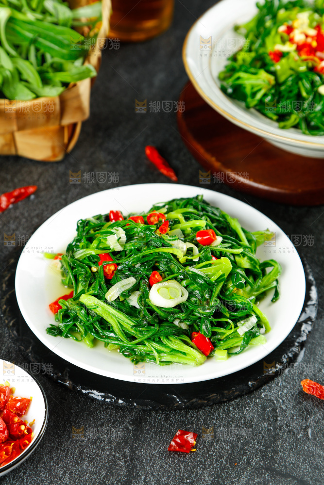 盘子里的蒜蓉面条菜