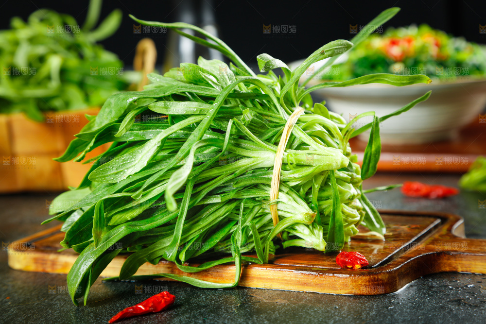 深底上的面条菜