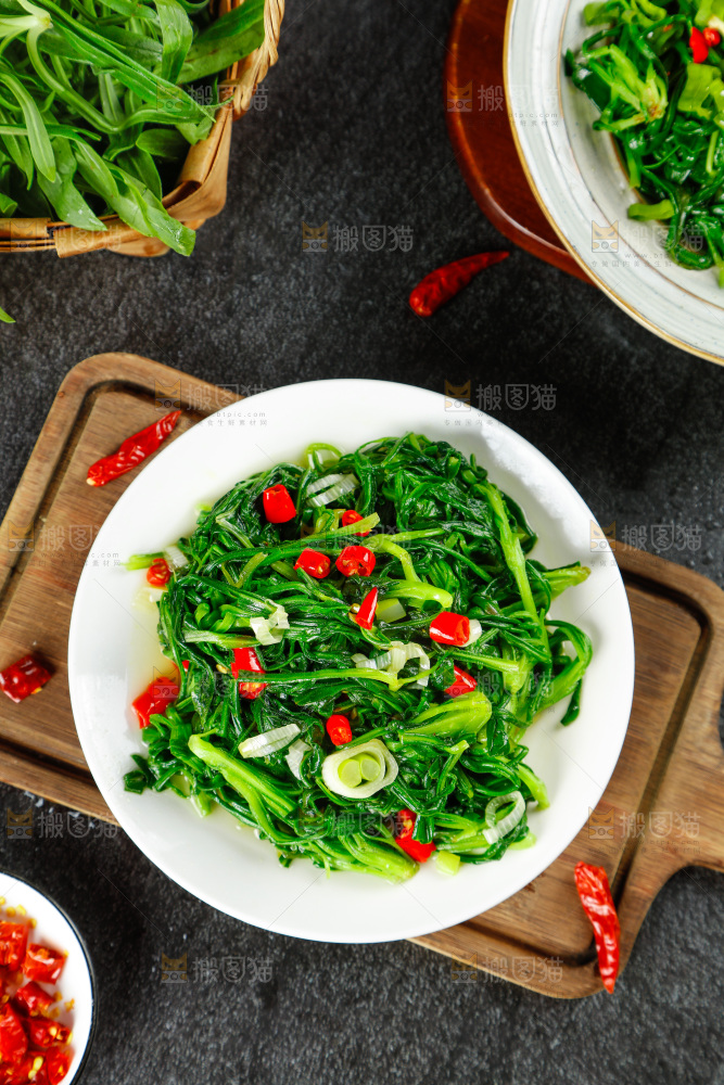 盘子里的蒜蓉面条菜