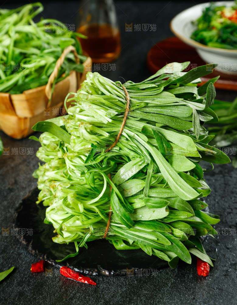 深底上的面条菜
