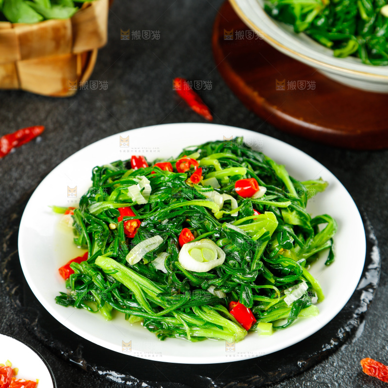 盘子里的蒜蓉面条菜