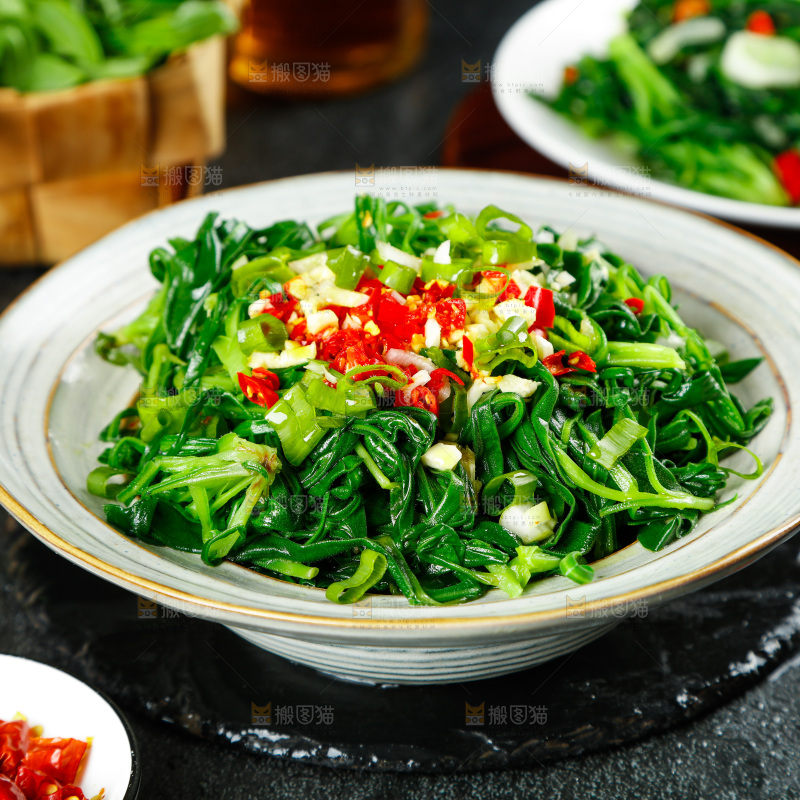 盘子里的蒜蓉面条菜