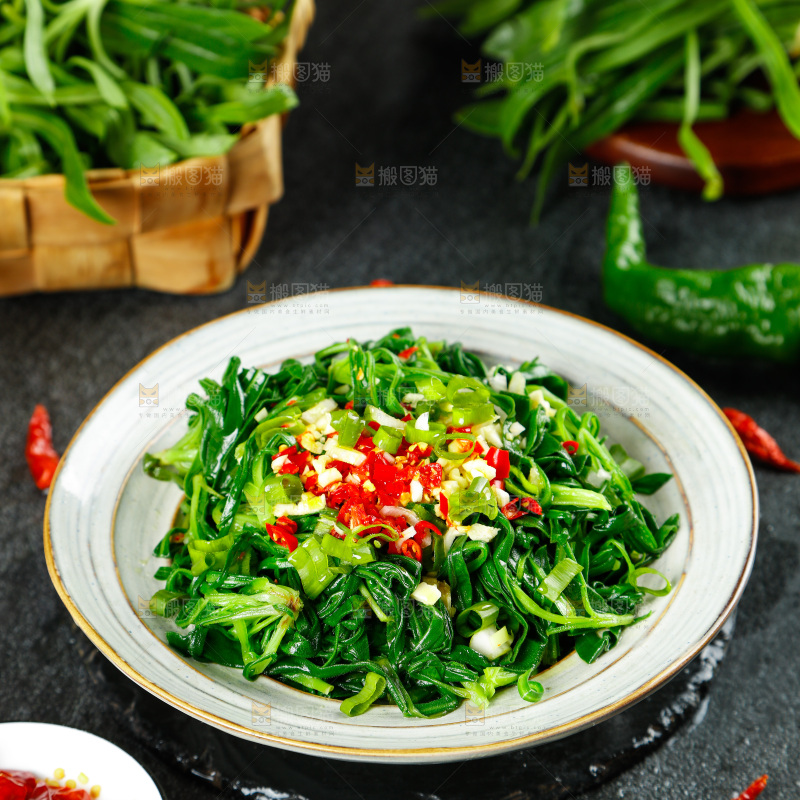 盘子里的蒜蓉面条菜