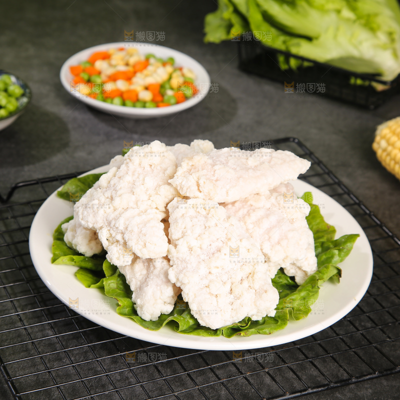 盘子里放着锅包肉