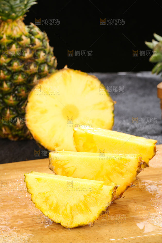 深底上的新鲜凤梨
