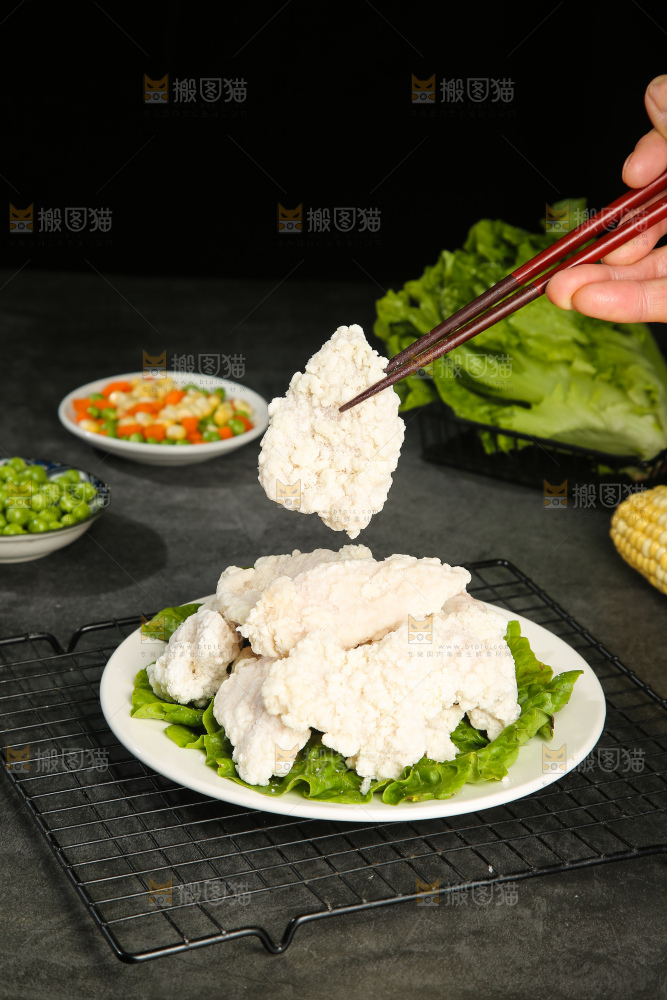 盘子里放着锅包肉