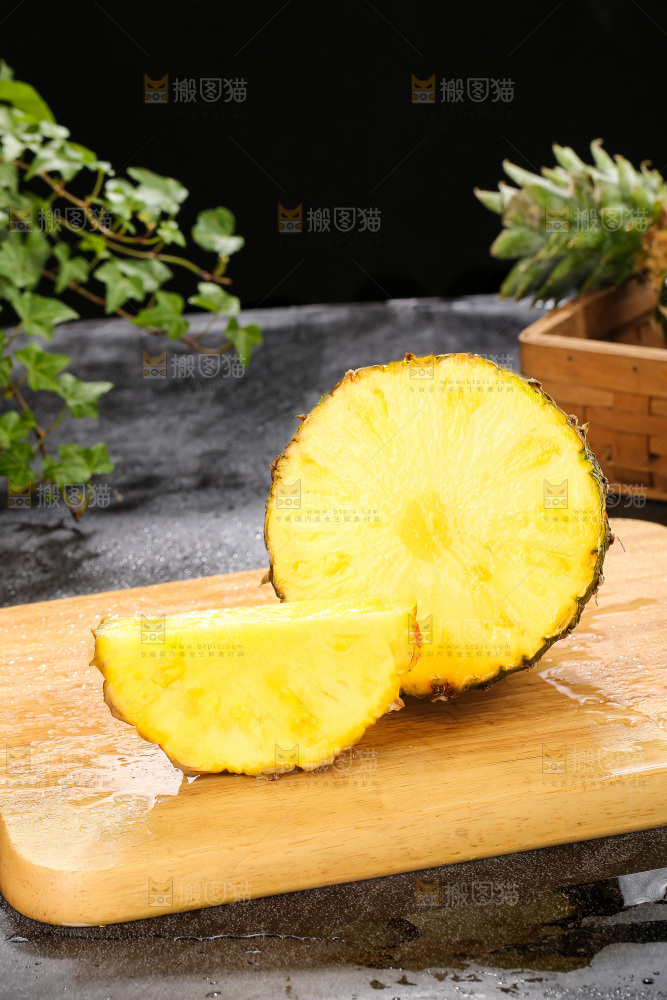 深底上的新鲜凤梨