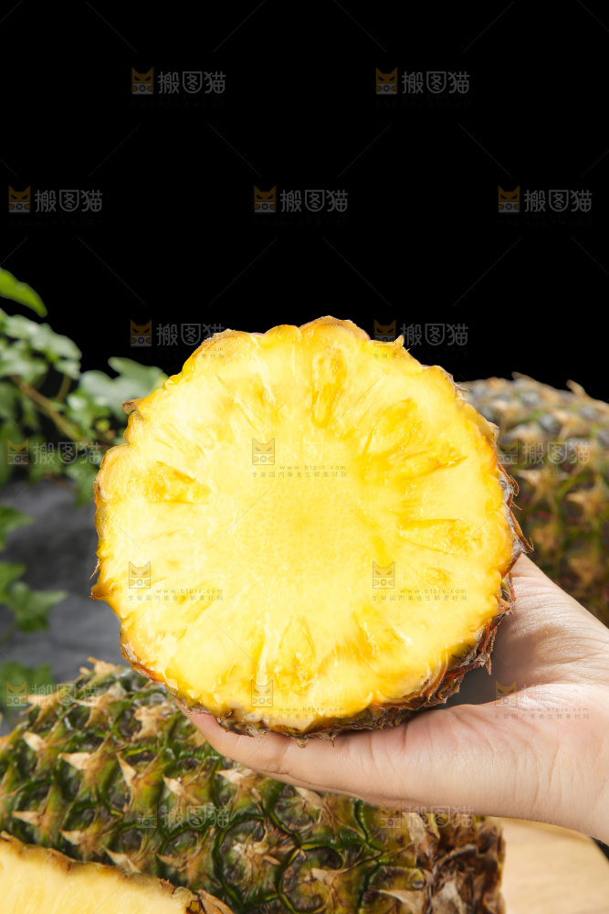 深底上的新鲜凤梨