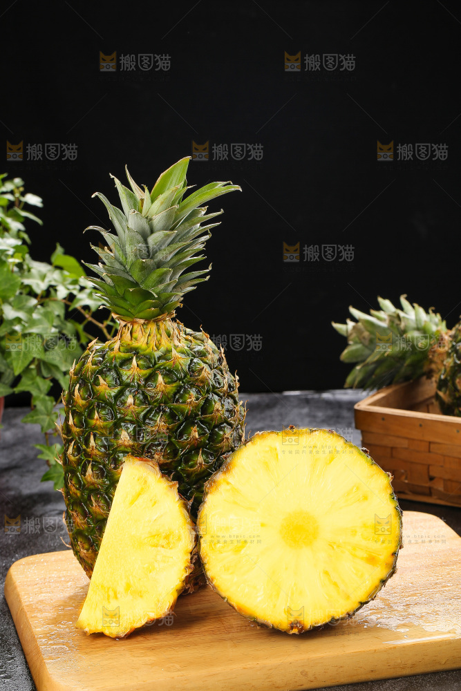深底上的新鲜凤梨