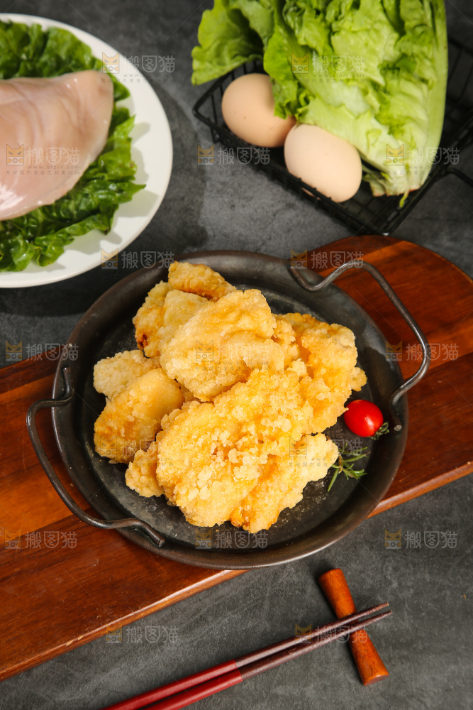 盘子里放着锅包肉