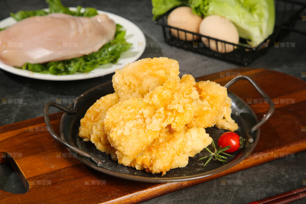 盘子里放着锅包肉